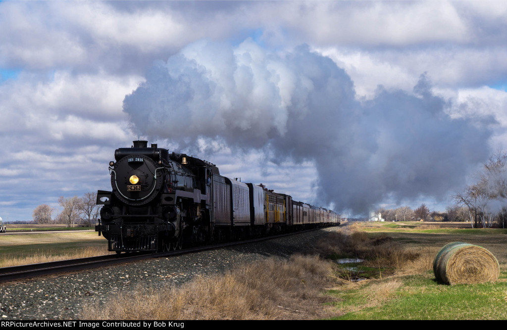CPKC 2816 - The Empress southbound chase out of Minot